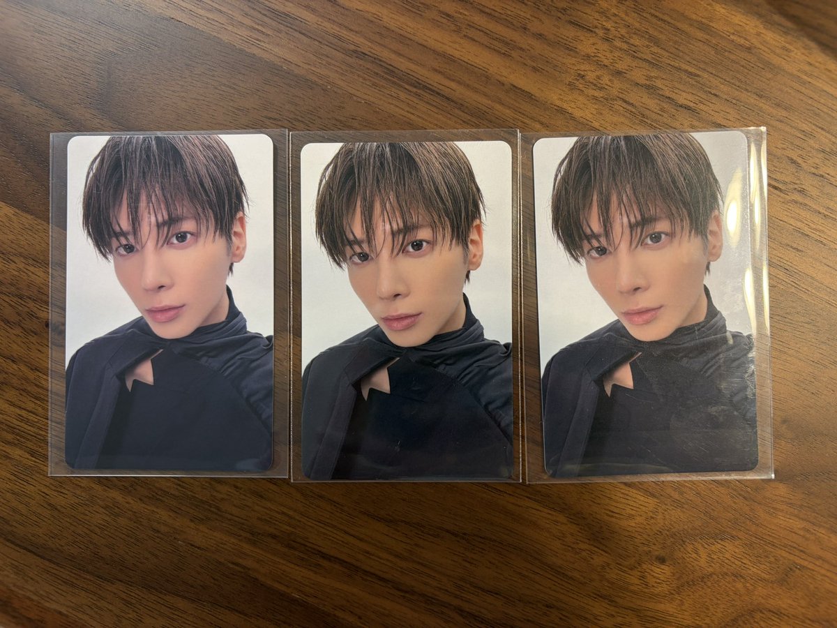 txt0904's tweet photo. なんか気がついたら同じトレカ3枚持ってた（？）んだけど1枚だけ色違う💭なんでなん〜〜、、 https://t.co/Q5YtxGwUC8