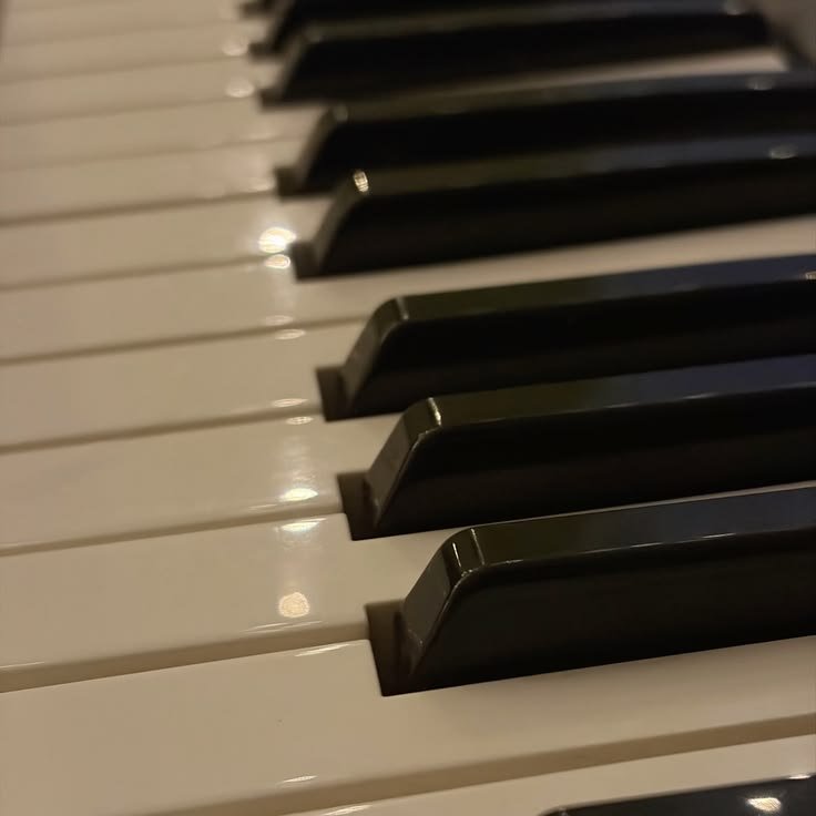chuuwttj's tweet photo. #julienzo | AU "Big Band" 
Donde Julian es invitado para ser el pianista de la orquesta de jazz de su conservatorio, sin conocer a nadie

o

Donde Enzo, despues de falta a la orquesta por temas personales, conoce al nuevo miembro de la orquesta.. https://t.co/pBuhXzDnEb