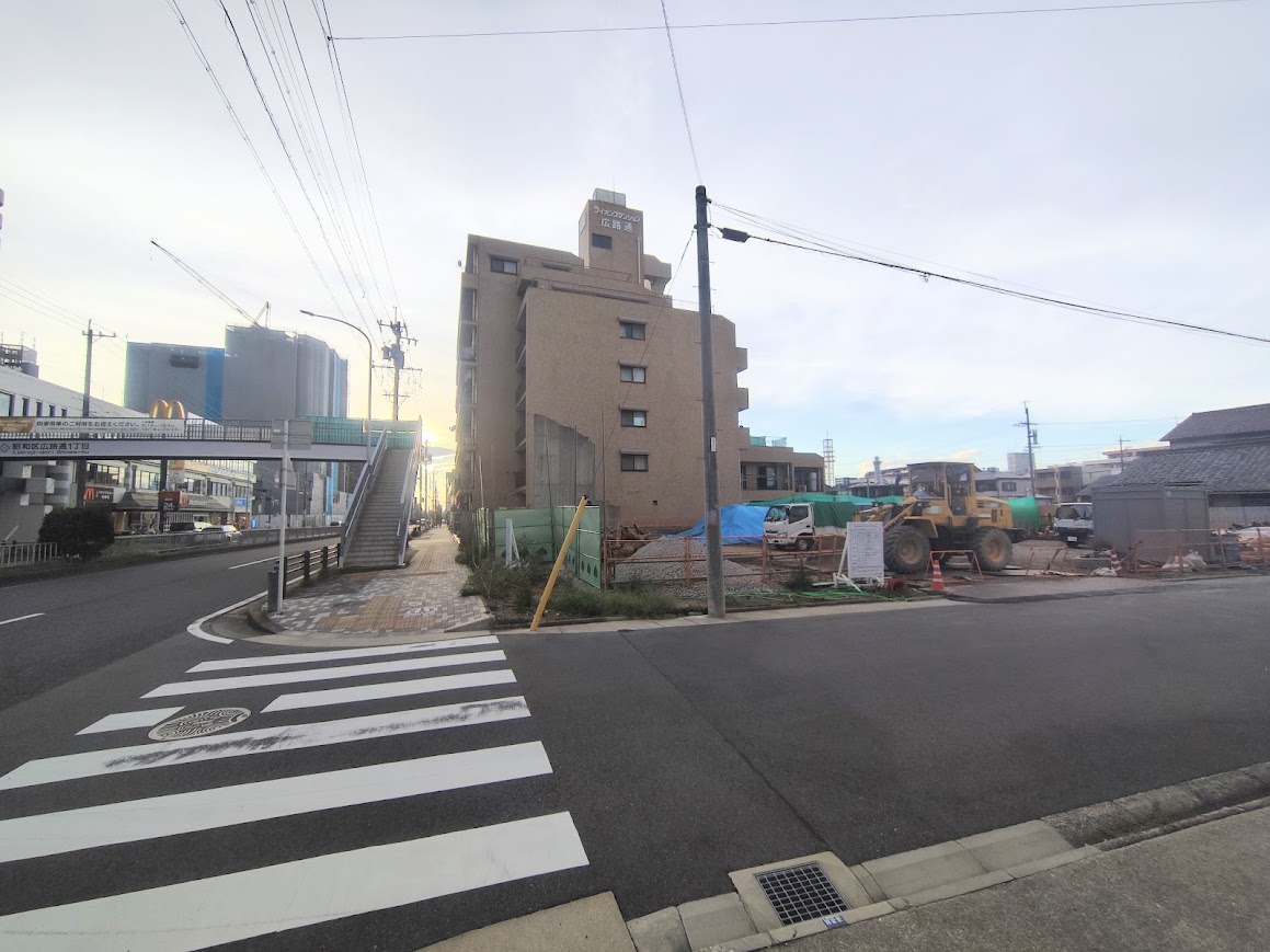 nagoyathematch's tweet photo. 名古屋新築マンション探訪　昭和区　御器所駅
【(仮称)昭和区広路通一丁目計画】 
14階建て　三交不動産株式会社
来年から着工し2029/02/28頃の完成予定の模様です。

写真1､2枚目、左奥のカバーの掛かっているのが
レーベン御器所 M's TOWERです。 https://t.co/5r6bkl3er0