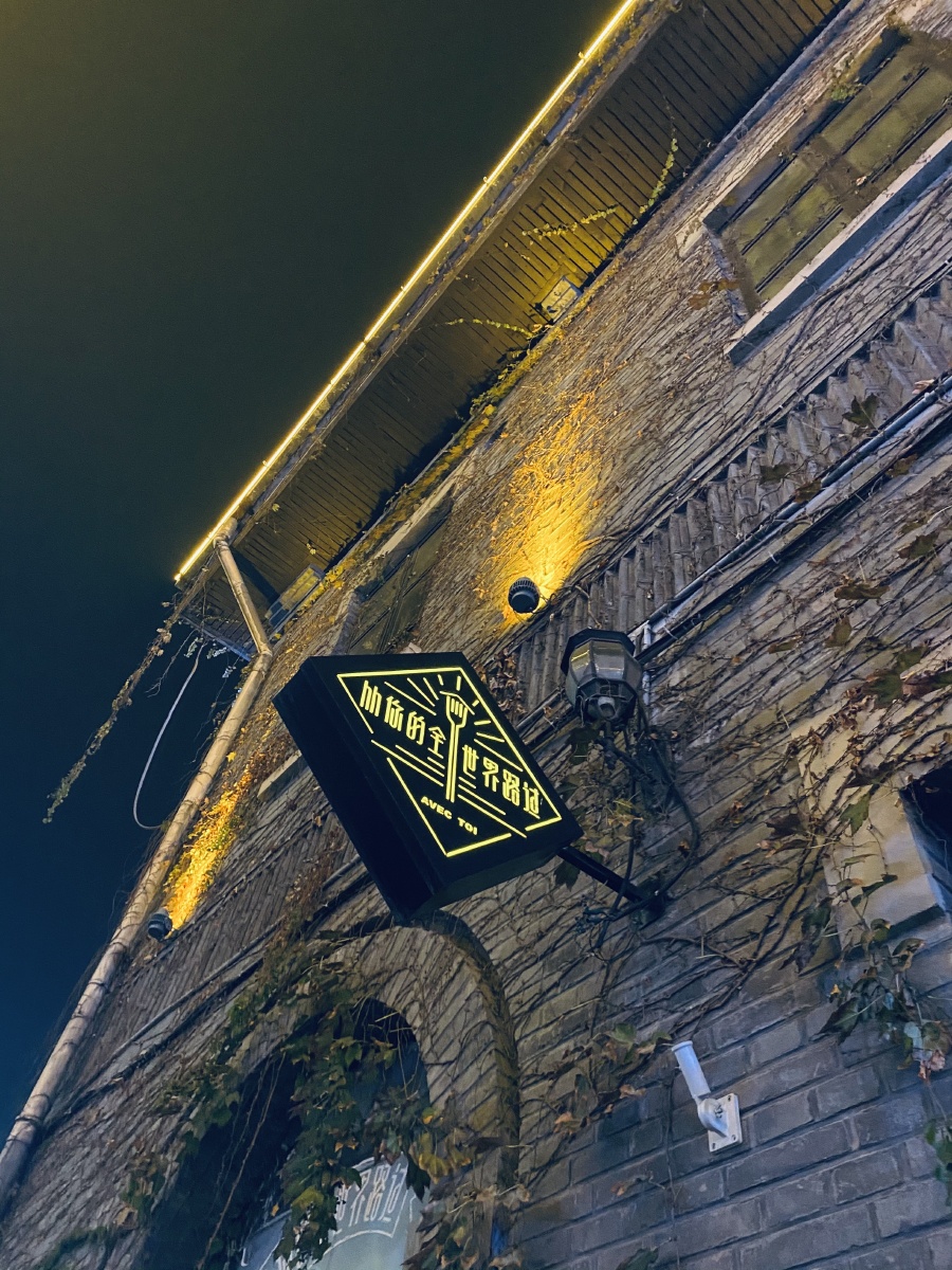 MichelPasshfu's tweet photo. Warm afternoon light catching the neon sign of a old neighborhood tavern, a quiet moment between busy city walks https://t.co/9cBopjc0xg