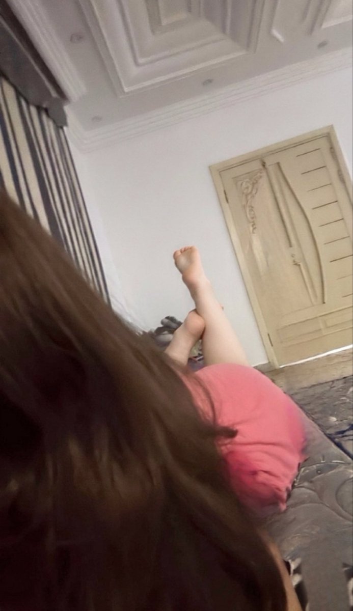 Load5ik's tweet photo. الوضع في الصالة ماما منسدحة و تكلم فحلها فويس قدامي ولا كاني موجود 😭😭🐽 https://t.co/7Say3Lom56