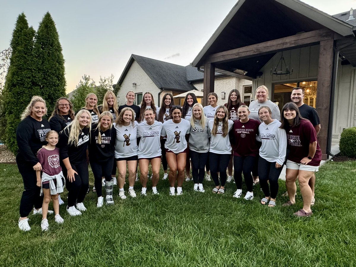 PatrickRansdell's tweet photo. Enjoyed having @MoStateSoftball over tonight.  Good luck this season ladies! Go Bears 🐻 https://t.co/hpclUxJBMB