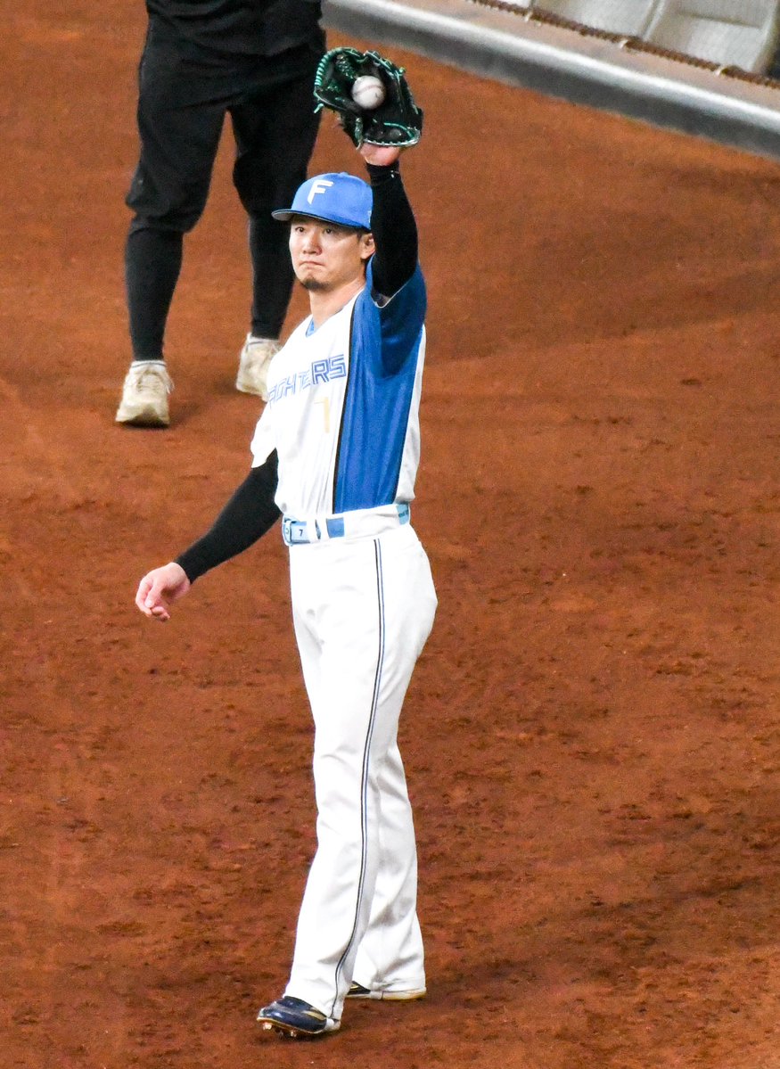 Xlvy9's tweet photo. シートノック前 ハルタクでキャチボ😿

2026.09.22 エスコン
#西川遥輝 #中島卓也 https://t.co/0lif5OiOTV