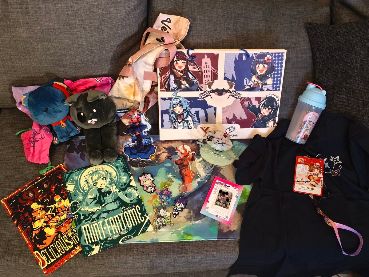 _jujuji_'s tweet photo. Soooo back home now. Sharing my haul from the con. It was good fun despite the pretty rough start. But man the conblues is kicking my ass hardcore🥲, I miss my lads. #Vexpo2026 https://t.co/Q6l9ICcd4i