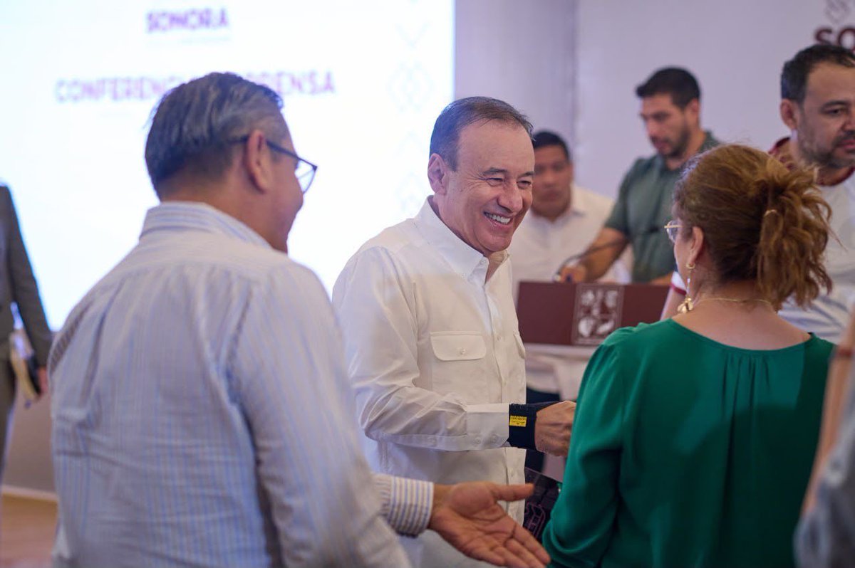 AlfonsoDurazo's tweet photo. Seguimos trabajando a ras de suelo: con la gente y para la gente, para que el bienestar y las oportunidades lleguen a cada rincón de Sonora.

Les comparto algunos momentos de nuestra conferencia de prensa semanal. https://t.co/8JweJnHPJ3
