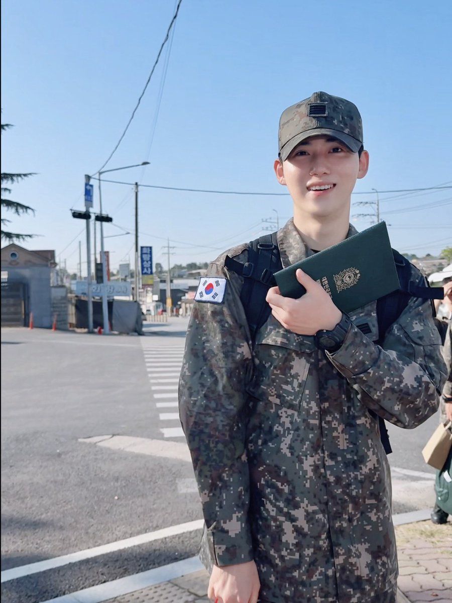 yooncastle1030's tweet photo. 우리 윤성이 전역 축하해!!!👏🏻👏🏻
앞으로도 너의 모든 날을 응원할게🍀 https://t.co/AZMLsAWOUt