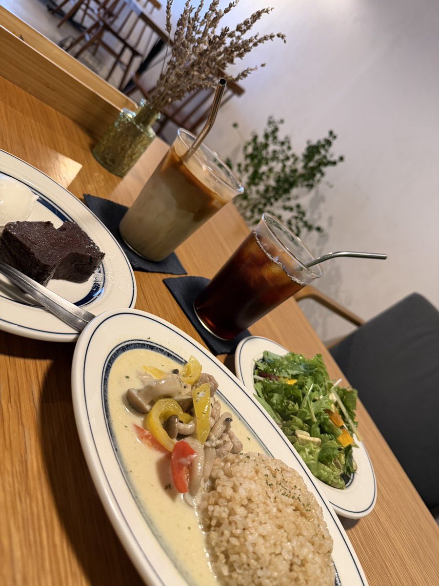 Outsider03T's tweet photo. 近所のカフェでモーニング☕️
朝からカレー食べるの人生初ですが、めっちゃ胃に優しいカレーで美味すぎた🍛😋 https://t.co/lK2Cl595QE