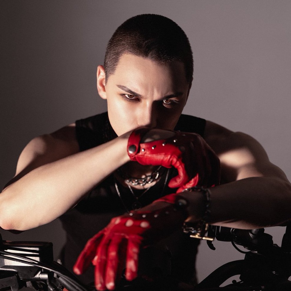 bononliciouss's tweet photo. when you’re in a deadliest gaze competition and vernon pulls up https://t.co/CiLdgnhQFc