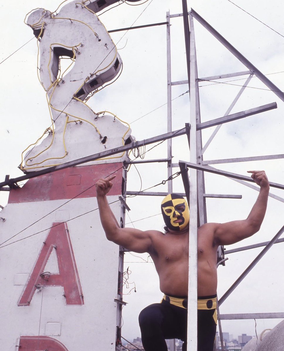 LuchaLibreYYa's tweet photo. ¡Grandiosa #FotoDelRecuerdo! ‘El Bocazas’ Pierroth Jr. en las alturas. https://t.co/i5JyRVJPIa