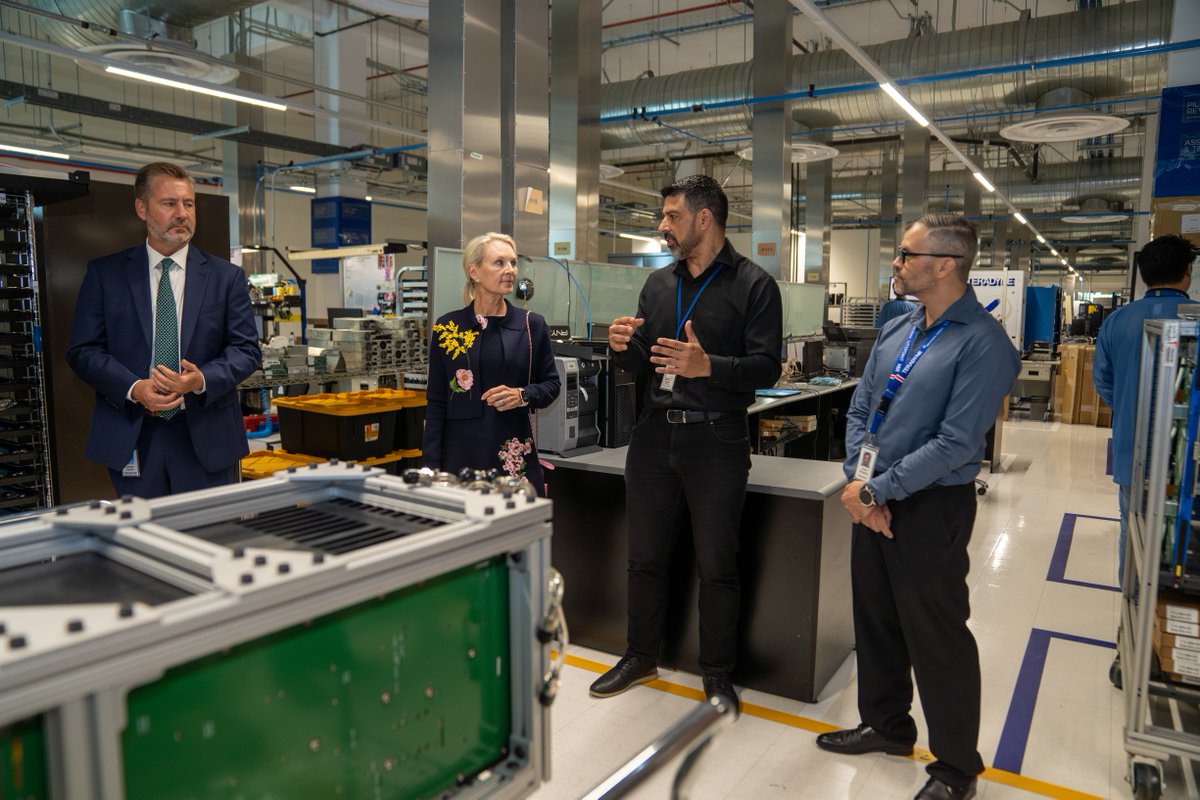 usembassysjo's tweet photo. 🇨🇷 La inversión y la innovación estadounidense contribuyen a fortalecer el sector de alta tecnología de Costa Rica y a generar empleos de calidad. 

La embajadora Melinda Hildebrand visitó las instalaciones de Teradyne en Coyol de Alajuela, una visita que resalta los sólidos vínculos entre Estados Unidos y Costa Rica en innovación, inversión y manufactura avanzada. 

Durante la visita, la embajadora Hildebrand conversó con ejecutivos de la empresa y recorrió las instalaciones para conocer más sobre sus operaciones y su aporte al sector de alta tecnología de Costa Rica. 

🤝 El Gobierno de Estados Unidos apoya alianzas que promueven la innovación, fortalecen la inversión y generan empleos de calidad en Costa Rica.