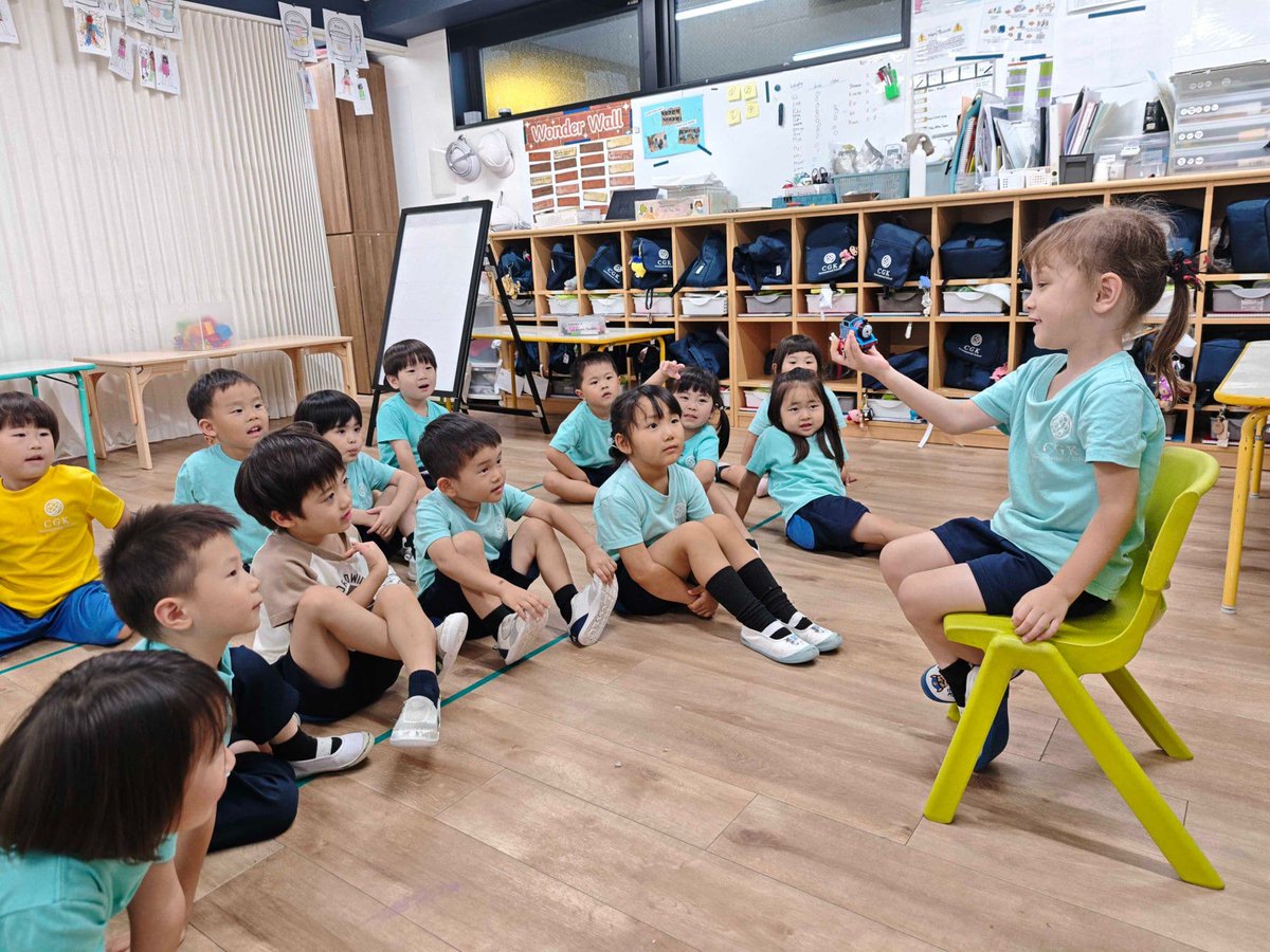 cgk_ja's tweet photo. Show & Tellは、「人前で話す練習」だけではありません。聞き手にも、大切な役割があります。

Mountain Bクラス(4歳児)では、発表の後に毎回質問タイムを設けています。友だちの話を聞き、もっと知りたいことを考え、それを質問の言葉にする時間です。

紹介するものや経験は、その子にとって大切なもの。話す側は自分を表現し、聞く側は友だちへの関心を広げます。

先生たちは、機会を重ねる中で参加意欲が高まり、自分の考えを伝えることに慣れてきた姿を見ています。発表だけでなく、聞く・尋ねる・応えるまでが、一つの学びです。

CGK Times 8月号: https://t.co/ZrTGvV2zHu
