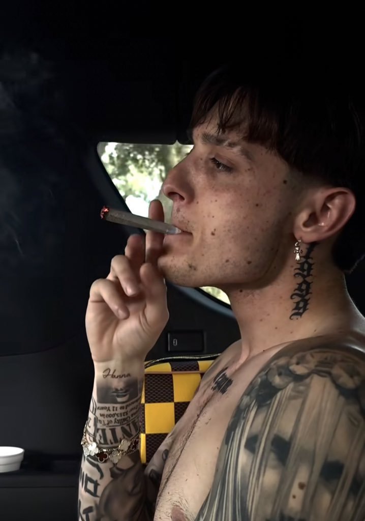 lykeemyke's tweet photo. Esta foto de Peso Pluma desprende mucha aura. 🚬 https://t.co/4Xc0dprAXm