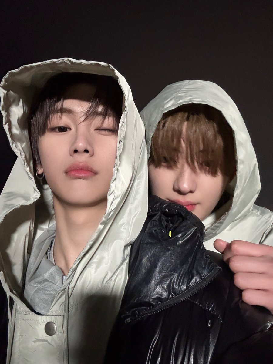 xinaryz's tweet photo. the topic is hyeonxin pics where ax is sitting on sh’s lap https://t.co/FF9XQccC1o