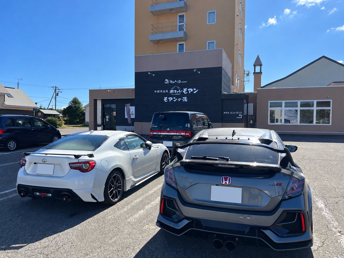 haru_ARK's tweet photo. ホテルをチェックアウトして出発しようとしたら、なんと同郷ナンバーの86が隣に止まってました。☺️

オーナーさんも丁度出発だったみたいで、声かけさせてもらって記念に1枚。
自分とは逆周りをしているみたいでこれから知床との事。
これだけ離れた土地で同郷の方に会えるのは凄く嬉しいですね😄 https://t.co/nTFXeuqxG7