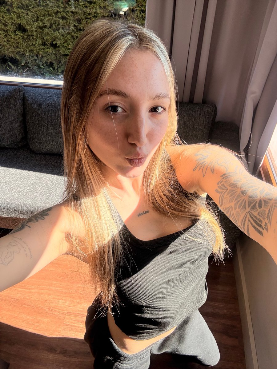 evehoneey's tweet photo. What’s the first thing that comes to ur mind when u look at me?😌 https://t.co/ddcOfkCeWg
