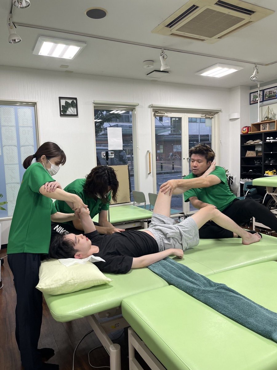 rehamano2020's tweet photo. 金沢からふぅ君がきてくれました☺️
ふぅ君と関わらせてもらうといつもご両親の愛を感じる❤️
それに応えようと真剣に取り組む、彼の姿は療法士の心を焚き付ける‼️
何のために療法士になったのか⁉️
初心忘れべからず‼️
彼に置いていかれないように必死について行きました😅
やはり日々の鍛錬が必要です😅 https://t.co/AiiOSuYERO