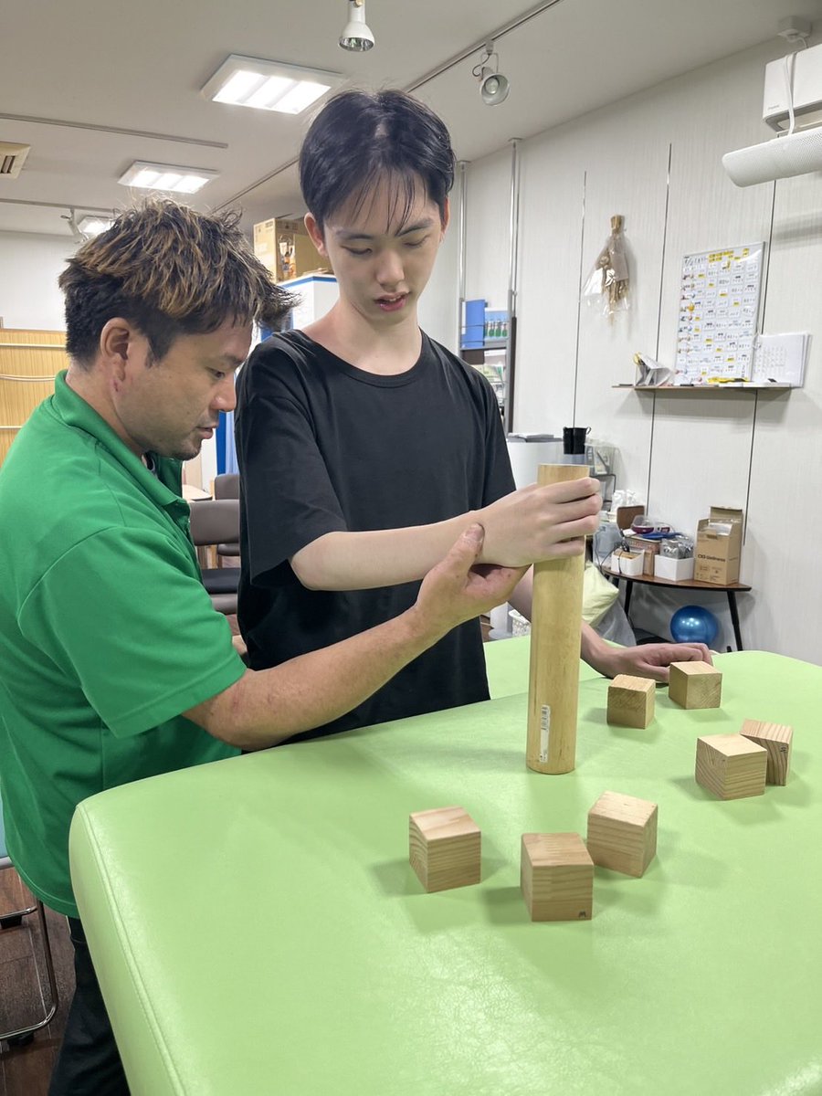rehamano2020's tweet photo. 金沢からふぅ君がきてくれました☺️
ふぅ君と関わらせてもらうといつもご両親の愛を感じる❤️
それに応えようと真剣に取り組む、彼の姿は療法士の心を焚き付ける‼️
何のために療法士になったのか⁉️
初心忘れべからず‼️
彼に置いていかれないように必死について行きました😅
やはり日々の鍛錬が必要です😅 https://t.co/AiiOSuYERO