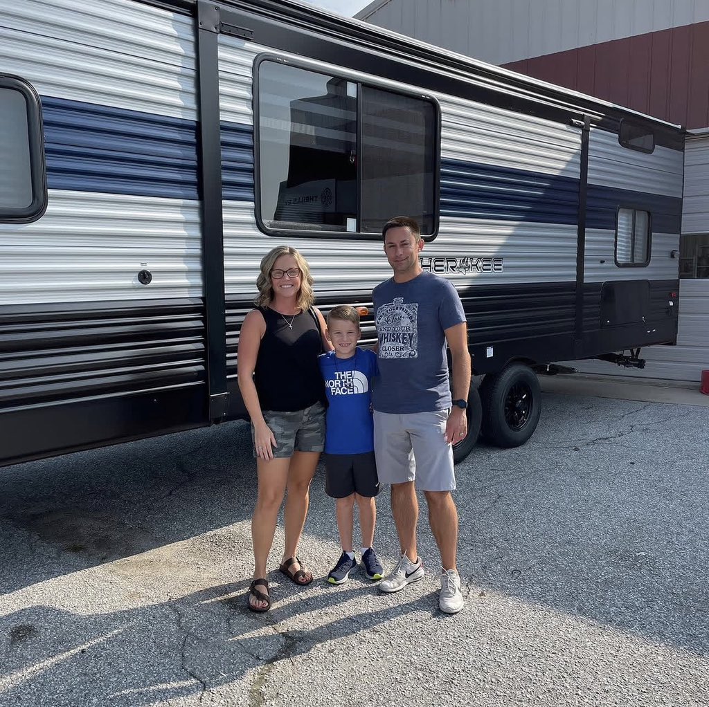 Thrillrsrv's tweet photo. Thanks Jeff and Ronda for trusting us to help you find the perfect bunkhouse! Have fun at yogi 🐻 https://t.co/nX9QfMESgm