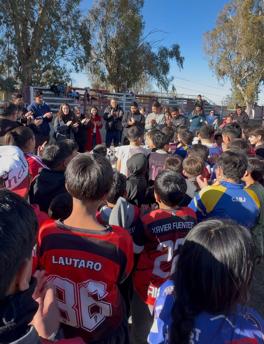 FlopezPrensa's tweet photo. ⚽️ La sdora @Florelop puso en marcha el Programa d Fortalecimiento Deportivo en el Interior
San Blas d Los Sauces y Castro Barros fueron los 1° Dptos en recibir elementos deportivos para sus Esc d Fútbol Infantil
Una gestión q nació en Bs As y se transforma en recursos concretos https://t.co/ESM82aIbNy