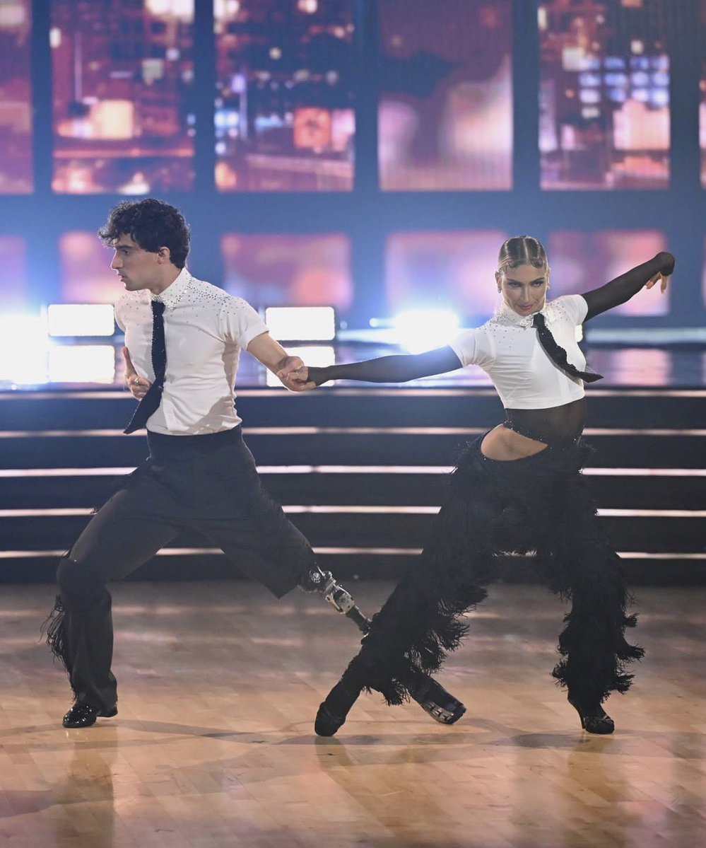 erikasrenee's tweet photo. never getting over this dance oh my god #dwts https://t.co/xKwa5bUThJ