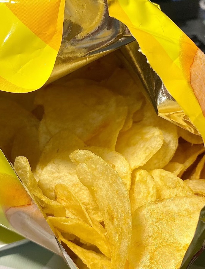 ElissaReidt3p3's tweet photo. Nothing beats sharing my favorite crispy potato chips with you all! Crunchy, salty, and totally addictive—who’s grabbing a bag with me ， https://t.co/2YOqU23brb