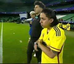 Deweyx23's tweet photo. @JsGfriend_ @lilbruhh44 @dedsafio @WestCOL @EufoniaStudio @kickespanol el fokin nene entró a la cancha de vuelta https://t.co/Xo3BM2fSOK