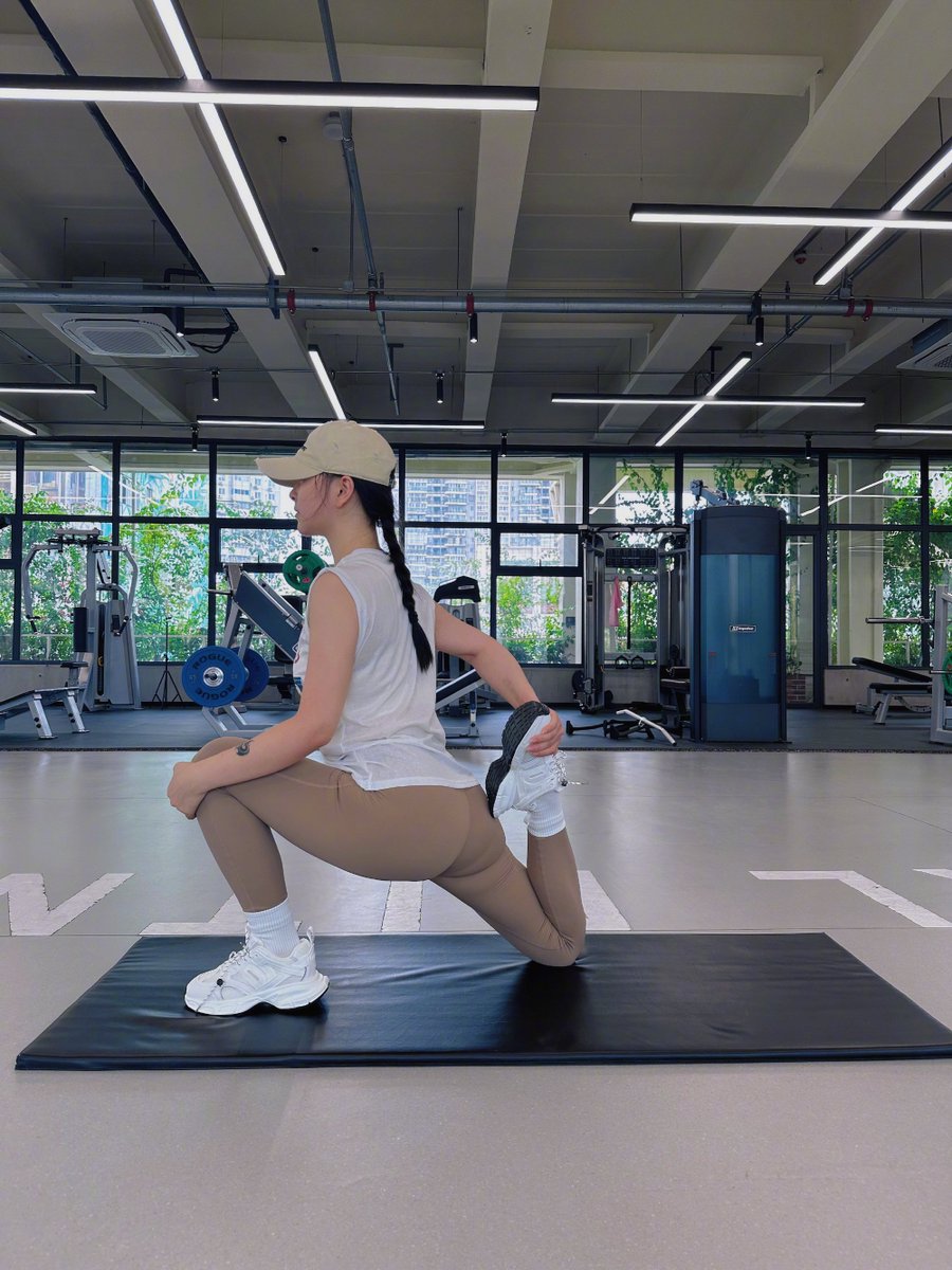 LarondaFlibss's tweet photo. Prioritize 10 mins of morning stretching daily to ease stiffness u0026 boost metabolism. Small habits = big health wins! https://t.co/fxWtXOYkqv