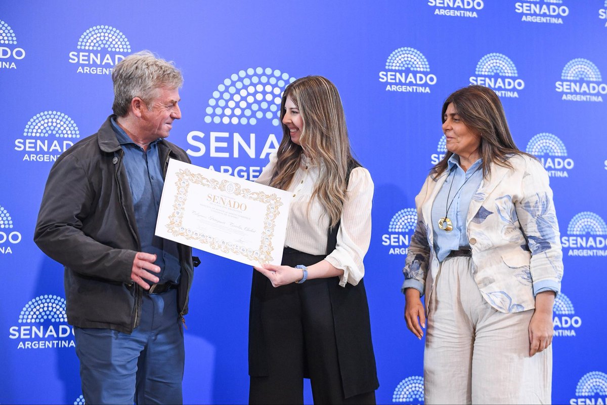 AndyCristina07's tweet photo. Hoy en el @SenadoArgentina entregué una Mención de Honor al mérito turístico a “Tulipanes Patagonia”, que año tras año pone en el centro de las miradas a #Chubut, potenciando la belleza de nuestra cordillera e impulsando el turismo en la región. 

Gracias a Juan Carlos Ledesma por su predisposición para recibir esta mención y por su dedicado trabajo, y a la presidente de la Comisión de Turismo, Mariana Juri, por darnos la oportunidad de realizar la distinción.