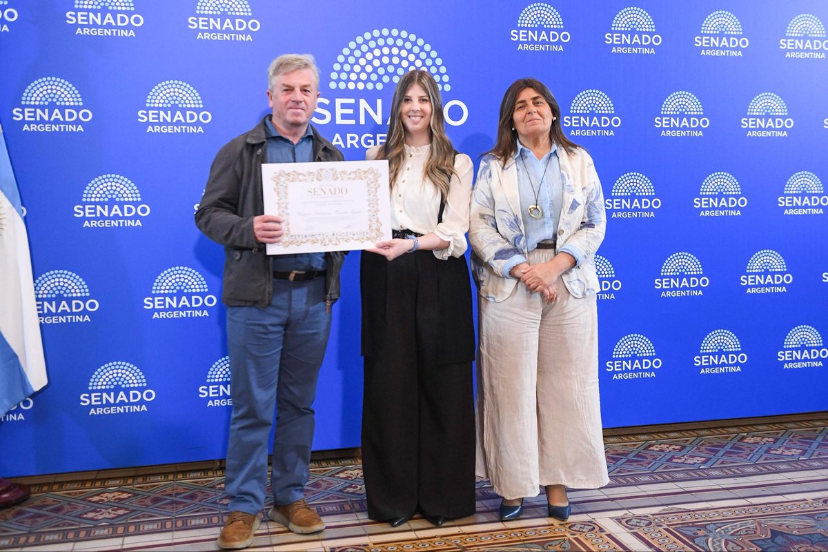 AndyCristina07's tweet photo. Hoy en el @SenadoArgentina entregué una Mención de Honor al mérito turístico a “Tulipanes Patagonia”, que año tras año pone en el centro de las miradas a #Chubut, potenciando la belleza de nuestra cordillera e impulsando el turismo en la región. 

Gracias a Juan Carlos Ledesma por su predisposición para recibir esta mención y por su dedicado trabajo, y a la presidente de la Comisión de Turismo, Mariana Juri, por darnos la oportunidad de realizar la distinción.