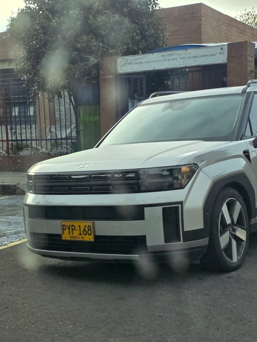 PasaenBogota's tweet photo. #BOGOTÁ. Nos envían Servicio Social: "Este vehículo está abandonado en el sector de Compartir-Bochica en Engativa, Cr 102 Nº 86A 26, frente al colegio Rodolfo Llinas sede B, ya le robaron los espejos y las llantas, está ahí desde el domingo 20 septiembre, hasta el momento nadie se ha acercado. Se puede notar la placa y el estado del vehículo". Agradecemos su difusión si conocen el propietario avisarle.