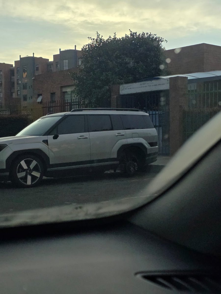 PasaenBogota's tweet photo. #BOGOTÁ. Nos envían Servicio Social: "Este vehículo está abandonado en el sector de Compartir-Bochica en Engativa, Cr 102 Nº 86A 26, frente al colegio Rodolfo Llinas sede B, ya le robaron los espejos y las llantas, está ahí desde el domingo 20 septiembre, hasta el momento nadie se ha acercado. Se puede notar la placa y el estado del vehículo". Agradecemos su difusión si conocen el propietario avisarle.