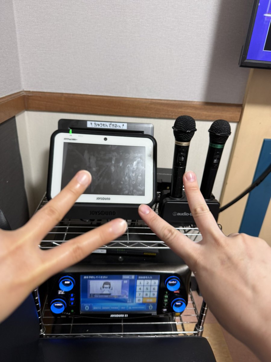 AIS_0639's tweet photo. 友達とカラオケ🎤 https://t.co/5avaKj8L1T