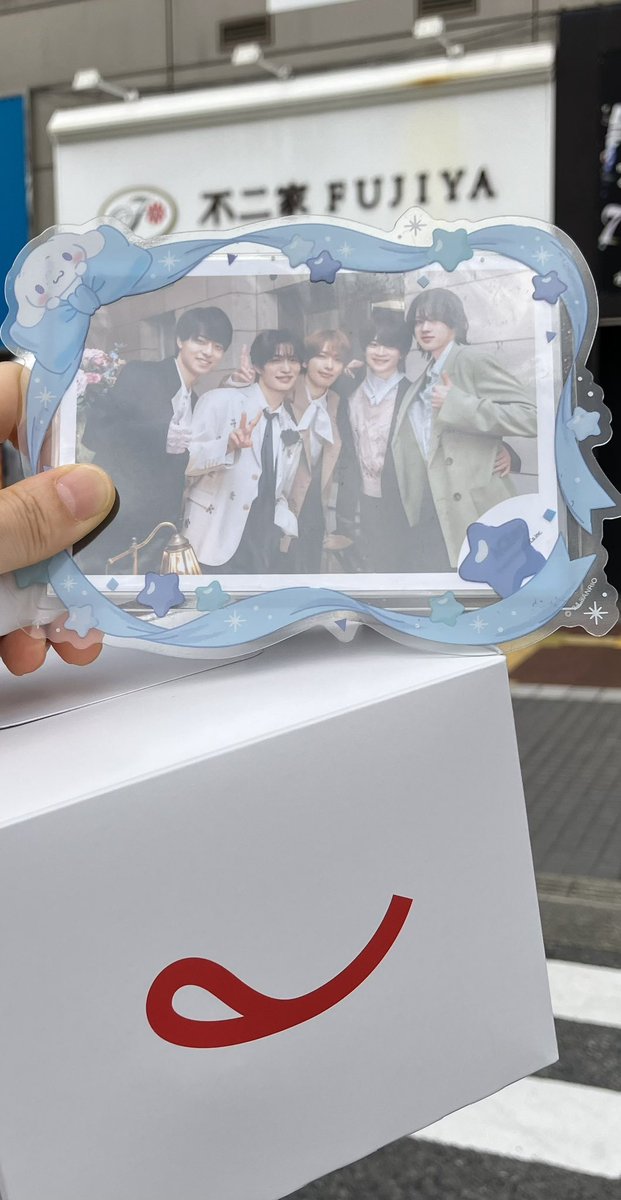 yuto_yua116's tweet photo. 昨日しか行ける日がなかったのでお迎えしてきた〜🍫🌰開店30分前に着いたのにもう15人くらい並んでた🥲何とか無事にチャレンジ成功〜✌️いつ食べても美味しいな😋

#わすれられない日にしよう 
#SmileSwitch 
#ACEes https://t.co/1aTYtxEawf