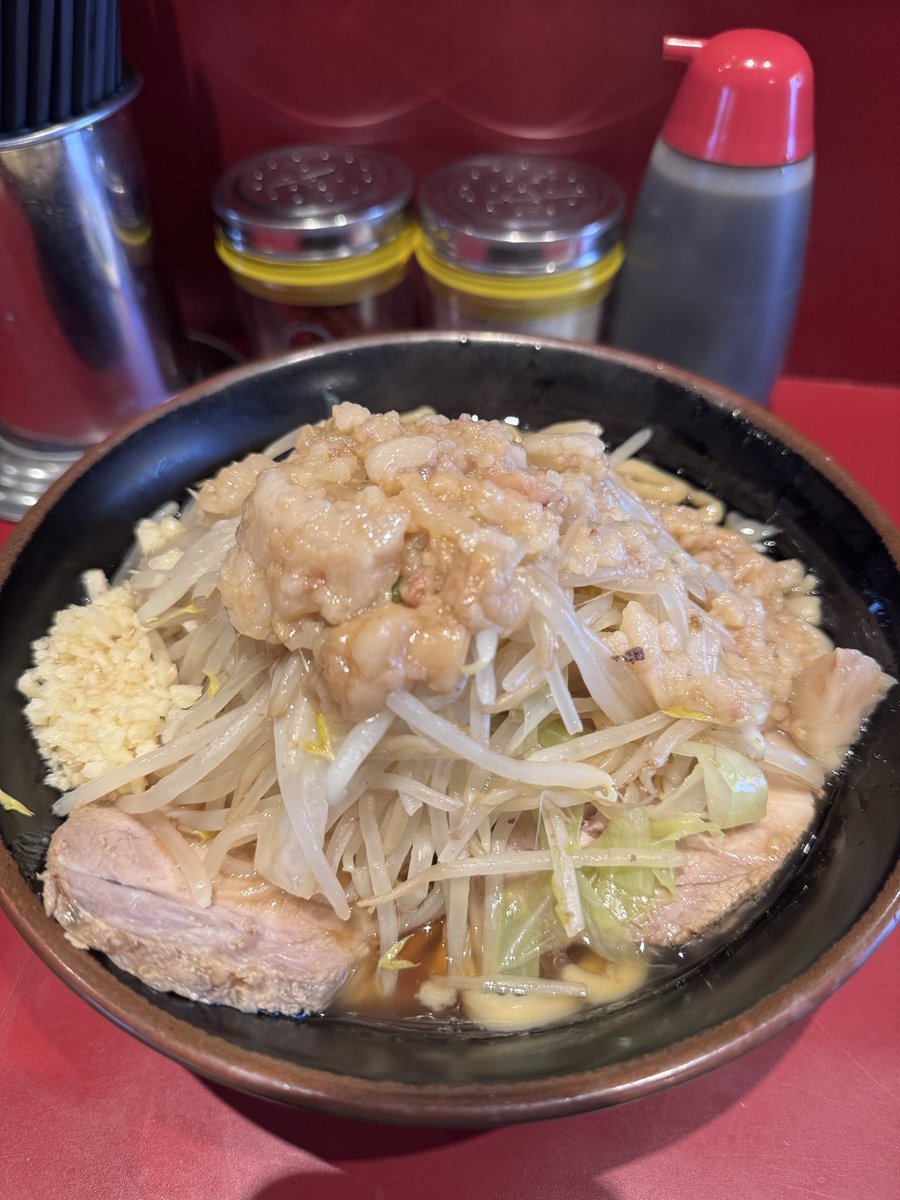 Juno4v3r's tweet photo. ラーメン二郎 荻窪店 さん

小、麺半分（ニンニク、アブラ）

Uberの出入りが凄くてびっくり😳
店主様も忙しそうでした。

いつもとちょっと違う荻窪だったけど、こんな日もありますよね☺️

そして豚2枚のはずが、まさかの5枚も！✨
ごちそうさまでした🙏 https://t.co/jt24S25pIU