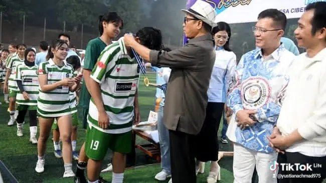 IanLafare's tweet photo. Menteri Desa PDT *Yandri Susanto*  menilai lomba sepak bola antar-RT/desa dapat menggerakkan ekonomi lokal, mengembangkan potensi olahraga dan wisata desa. Kemendes PDT juga menyiapkan Liga Desa Nasional 2027 di Kabupaten Mojokerto sebagai wadah menggali talenta muda desa, https://t.co/dv1VwrL7eL