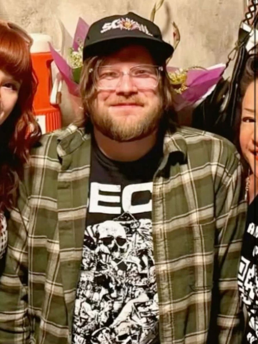 time2urie's tweet photo. happy fat bear week😳😳😳shout out to patrick Please wear extra tight. WET. clothes this week. https://t.co/bpX0xhVlXC