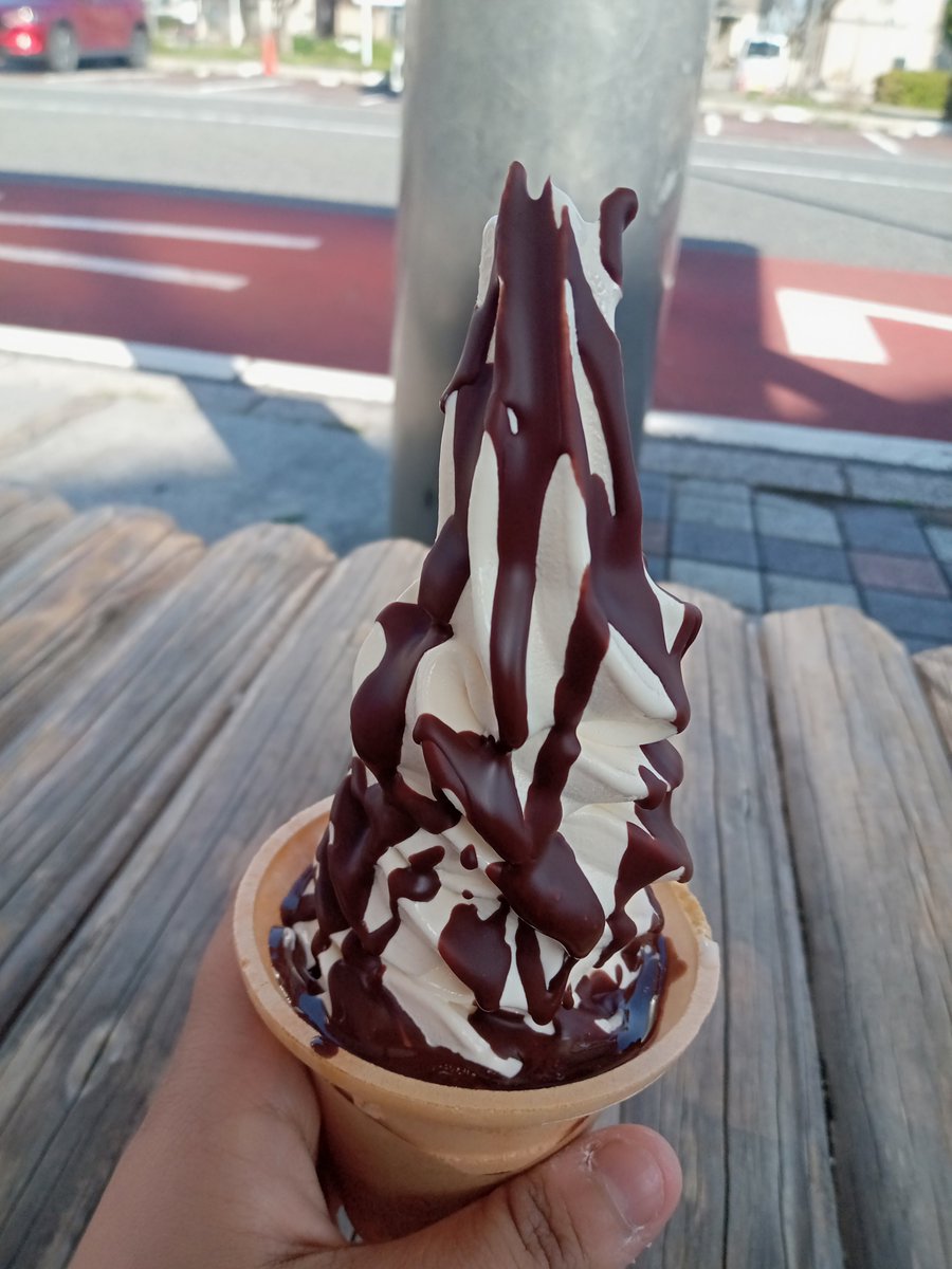 2RH15's tweet photo. アイスクリーム×5！1枚目はキャラメルソース味、2枚目はチョコソース、3枚目はチョコとバニラのミックス…4枚目はラズベリー！（1枚目と2枚目は同じ店） https://t.co/XB2pT8PsaJ