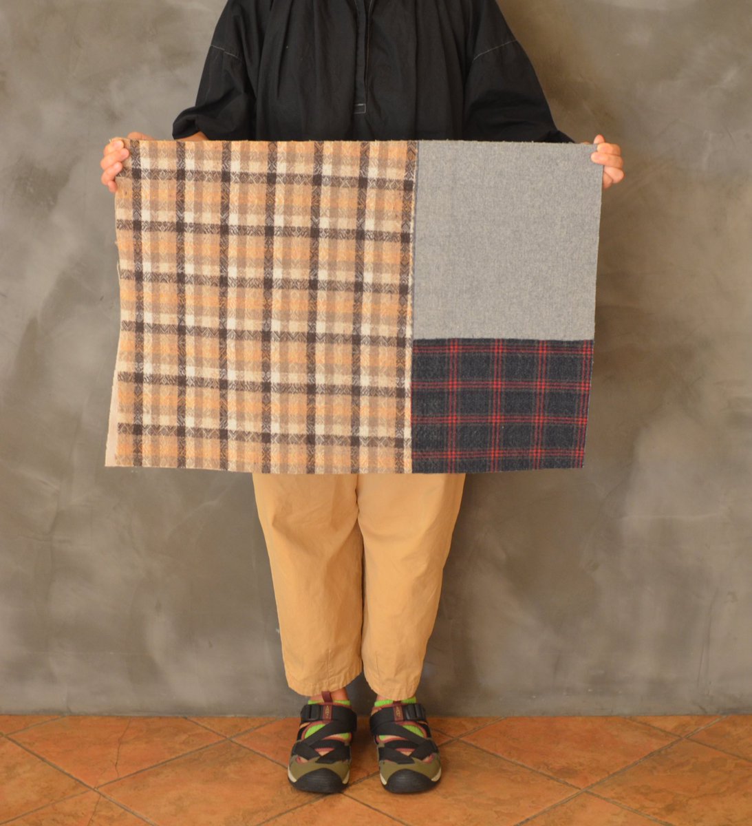 d_d_OKINAWA's tweet photo. 尾州産のウール生地を再利用した 
一点もののラグマット「RUG LIFESTOCK」

異なる質感やチェック、ストライプの布が織りなすパッチワークは、敷くだけでお部屋の空気をぐっと豊かにしてくれます。

ハサミでカットして好みの形に整えたり、汚れたら自宅で手洗いできたりと、タフに使い込めます。 https://t.co/CJ5r8n4ifS