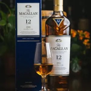MiltonFrissoJr's tweet photo. O Globo revela mensagem em que o ex-advogado de Vorcaro conta que Lula "agradeceu mais uma vez" um whisky enviado pelo banqueiro. A Secom nega presente ou recado do presidente. Versões opostas sobre a proximidade entre o Planalto e o dono da maior fraude bancária do país. https://t.co/ISvxd8lgDc