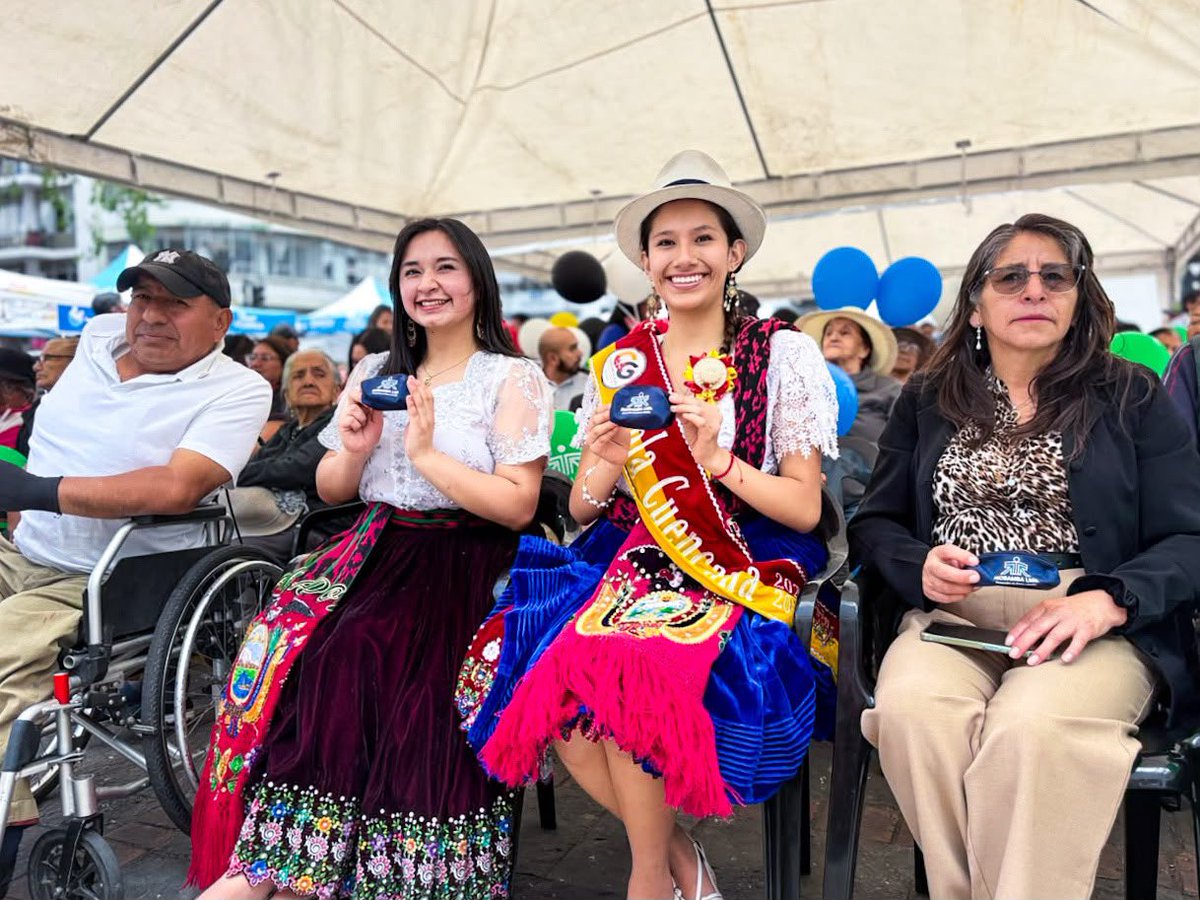 emov_ep's tweet photo. 🚋 #EMOVContigo

Celebramos los 6 años del Tranvía junto a la ciudadanía, promoviendo la Educación Vial y la Movilidad Sostenible. Además, entregamos membresías de Bici Pública por un año. 🚲

#EMOVActiva

@MarisolPenaloz2 
@AlcaldiaCuenca1 https://t.co/kDgWoJPO76