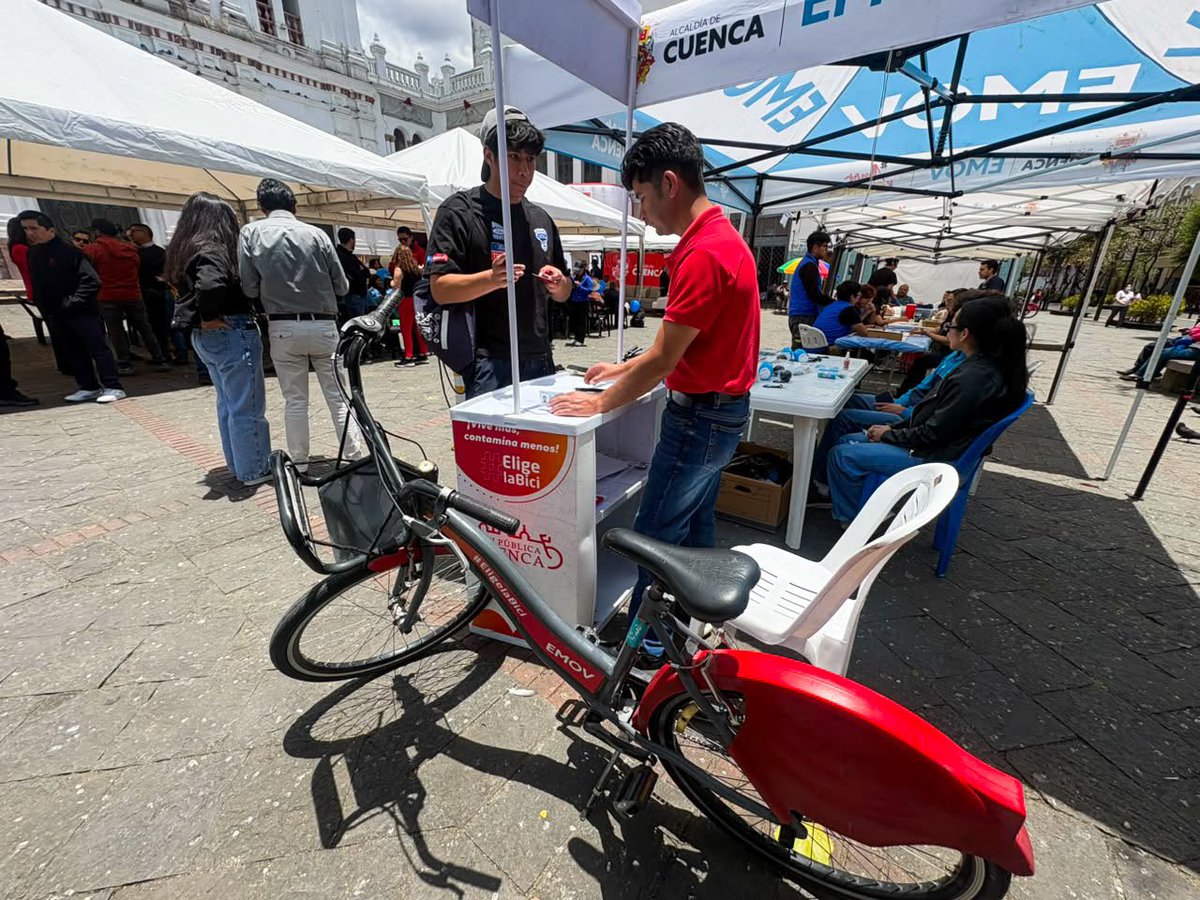 emov_ep's tweet photo. 🚋 #EMOVContigo

Celebramos los 6 años del Tranvía junto a la ciudadanía, promoviendo la Educación Vial y la Movilidad Sostenible. Además, entregamos membresías de Bici Pública por un año. 🚲

#EMOVActiva

@MarisolPenaloz2 
@AlcaldiaCuenca1 https://t.co/kDgWoJPO76