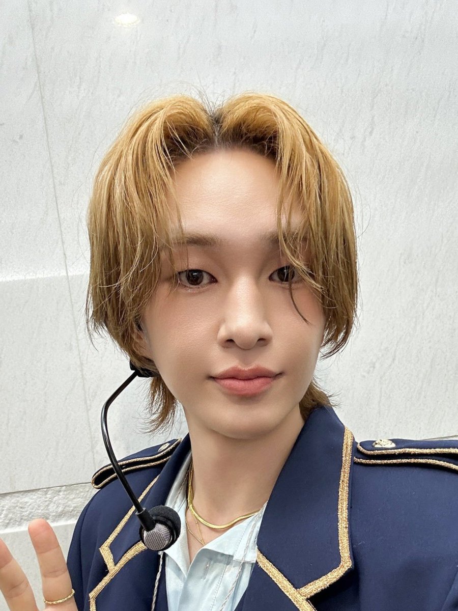 bum0294u9's tweet photo. 헤어도 이렇게 보니.... 아니다 그냥 그래라 
아무리 머리 기장이 샤콘보다 더 길었다해도 그렇지
어린이 뮤지컬하는 사람이 되는게 어딨냐고
진심 괜찮다고 생각하고 다들 왕자님이라하는거임? https://t.co/WAx2Zmud6J