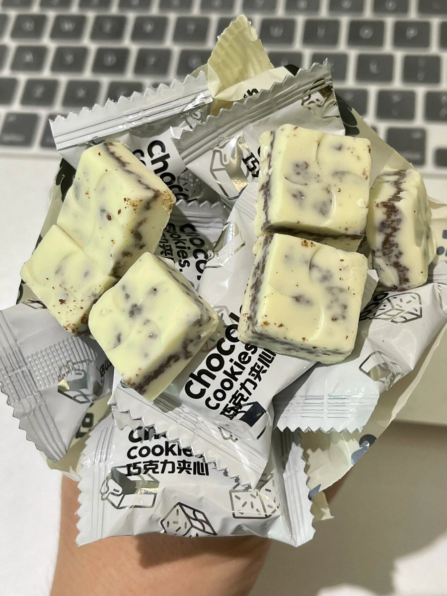 CharlsieJans's tweet photo. Just borrowed a cup of sugar from my next-door neighbor, and got a warm homemade chocolate cookie in return! Small neighborhood joys hit different. https://t.co/caGeLItnyc