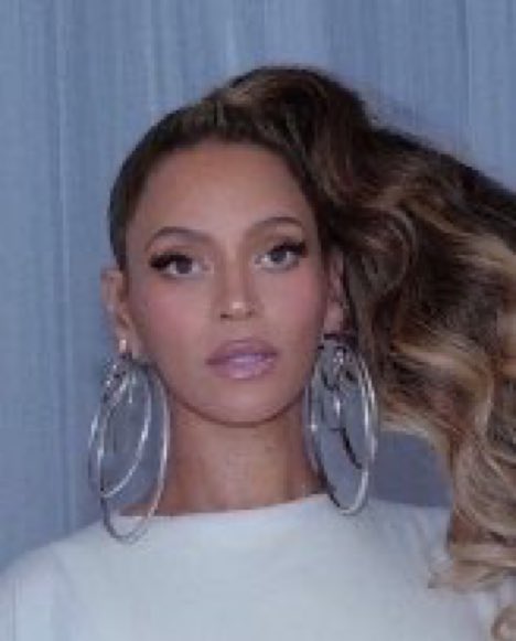 iAMKINGBEECH's tweet photo. Beyonce sinister carter was caught outside with NO filter in sight. Lately people have began to forget that the filters from their pics  do NOT come outside with them as they travel. 🎯📝📸 https://t.co/vnazNDIKin