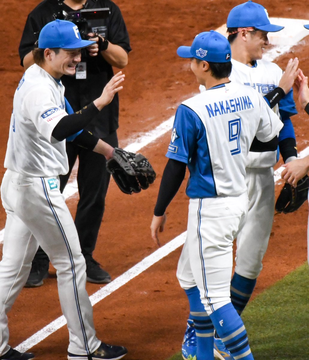 Xlvy9's tweet photo. 奈良間さんハグしたあとの水野さんの笑顔ちょー好きです

2026.09.22 エスコン
#水野達稀 
#ありがとう中島卓也 https://t.co/hkt7goXQHv
