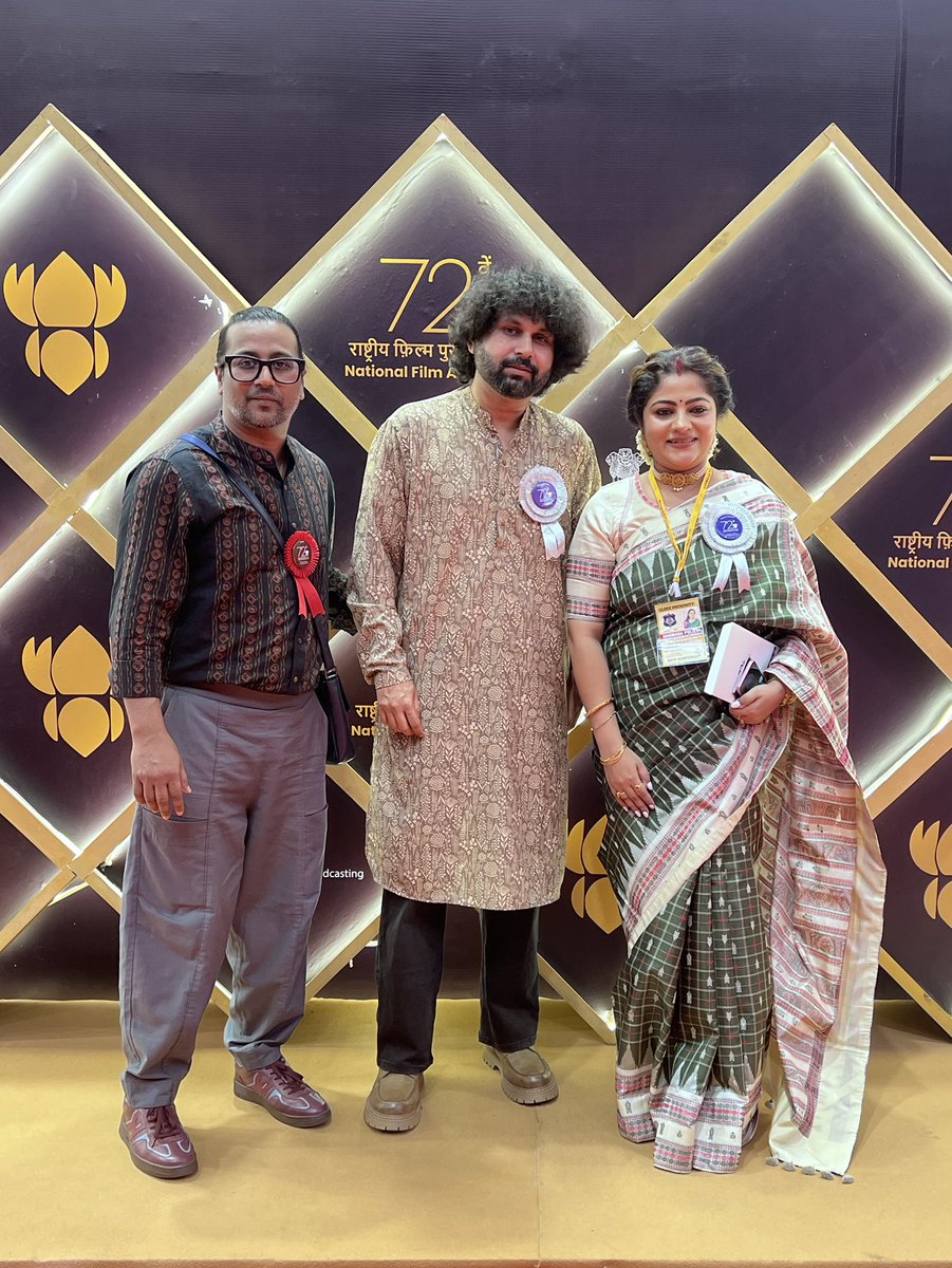 svastik_arts's tweet photo. #Lahari was conferred the BEST ODIA FILM at the #72ndNationalFilmAwards

1 &amp; 2: Jhilik receiving her 1st National Award and @Amartya_B his 2nd from the President of India!

3 &amp; 4: The 3 stooges - Creative Producer, Director &amp; Producer!

5: And the Rajat Kamal citation says it all https://t.co/vuudqilEI4