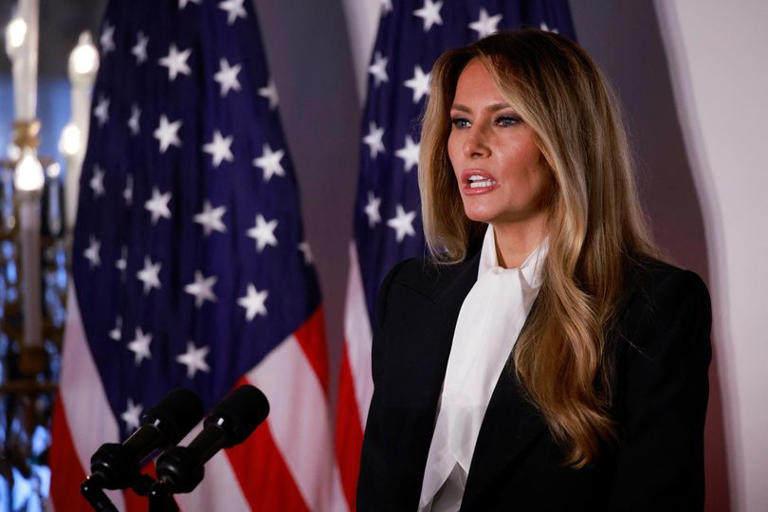 CharlesBurke49's tweet photo. Melania Trump humiliated as camera pans round after she walks off from speech:  Was left humiliated after a camera revealed that she was speaking to a nearly empty room during an event for her, which took place after she attended the UN Gen. Assembly.
https://t.co/MkIXLEwDa6 https://t.co/LXdVFWXsYC