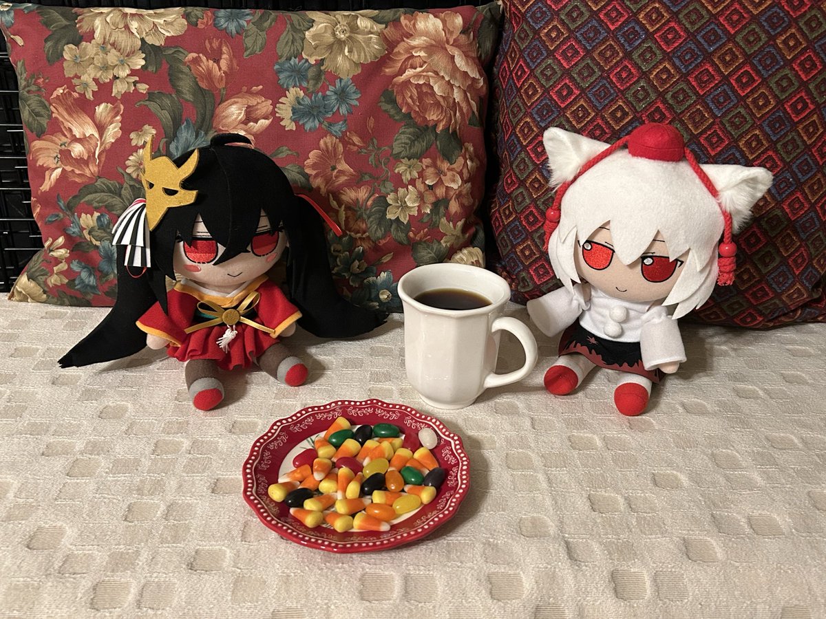 Denighed's tweet photo. Apparently today was the first day of Autumn. Cracked open the candy corn and jelly bean stash to have a treat with the fumos most excited for today.

Never Kill Yourself https://t.co/7PfEYu9Kcv