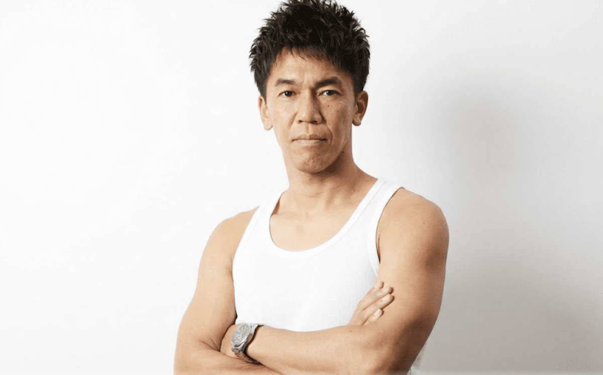 turningpointjpn's tweet photo. まじで泣けた...武井壮さん、生き別れた母は昨年末に死去「忘れてなかったんだなって…」

武井壮さん、9歳の時に生き別れた母の消息が、44年の時を経て明らかに。

両親の離婚後、母は家を出た。

その後、父もほとんど家に帰らなくなり、武井壮は兄と2人で暮らす日々。

そしてその兄は若くして死去し、武井さんは涙。

母との思い出は、優しくて、いつも笑顔で「壮ちゃん、壮ちゃん」と可愛がってくれた姿。

そんな母が、2025年12月1日に亡くなっていたことが判明。

しかも母は再婚し、別の人生を歩んでいた。

再婚相手の男性が語った母の人生を聞き、武井壮は涙。

「素敵な方と出会って幸せに暮らしてたんだな」

そして、母の遺品から見つかったのは…
芸能界に入った後の、武井壮の写真。

声を押し殺しながら号泣し、
「忘れてなかったんだなっていうのと、見ててくれたんだなっていうのが分かった」

44年離れていても、母は息子を忘れていなかった。

最後に母の墓参りもできた武井壮さん。

生きている間に再会できなかったのは、本当に切ない。

でも最後の最後に、
「母は自分を忘れていなかった」

それを知ることができた。これは、あまりにも胸に刺さる。

こんな辛すぎる出来事を乗り越えて、今頑張っている武井壮さんは凄すぎる。

体力だけではなく、精神力は百獣の王を超えている。

武井さんをこれからも応援したい。