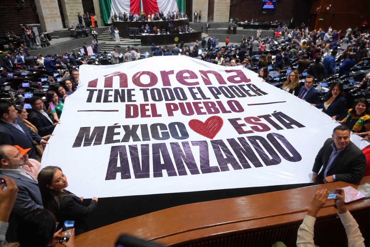 PartidoMorenaMx's tweet photo. Les corregimos la plana: el poder dimana del pueblo.

Aprobamos la reforma sobre una sola nacionalidad porque quien tenga la responsabilidad de gobernar México debe responder a una sola nación, una sola soberanía y un solo pueblo.

Las mayorías no están para concentrar el poder, sino para convertir el mandato popular en reglas que protejan a México y su soberanía. 

#PorLaDefensaDeLaSoberanía